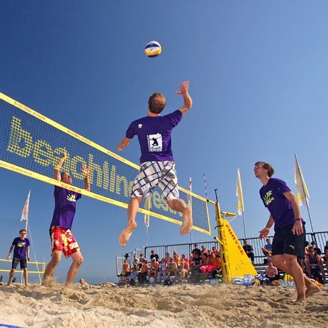 Angriff beim Beach-Volleyball Beachline Festival in Riccione Dynamischer Beach-Volleyball Angriff