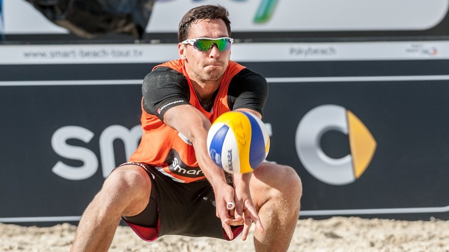 Beach-Volleyballer Jonathan Erdmann bei der tiefen Annahme im Vorderfeld