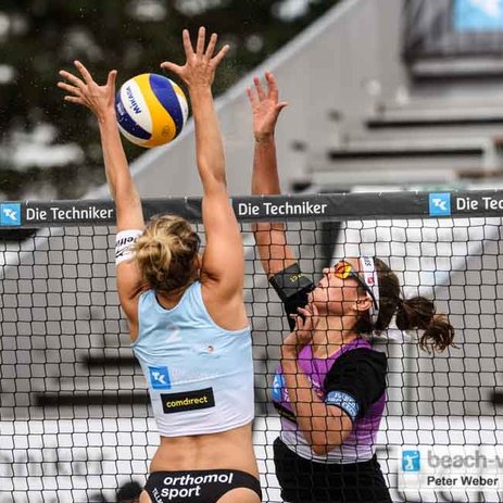 Cinja Tillmann blockt Linie bei den Beach-Volleyball Meisterschaften in Timmendorfer Strand