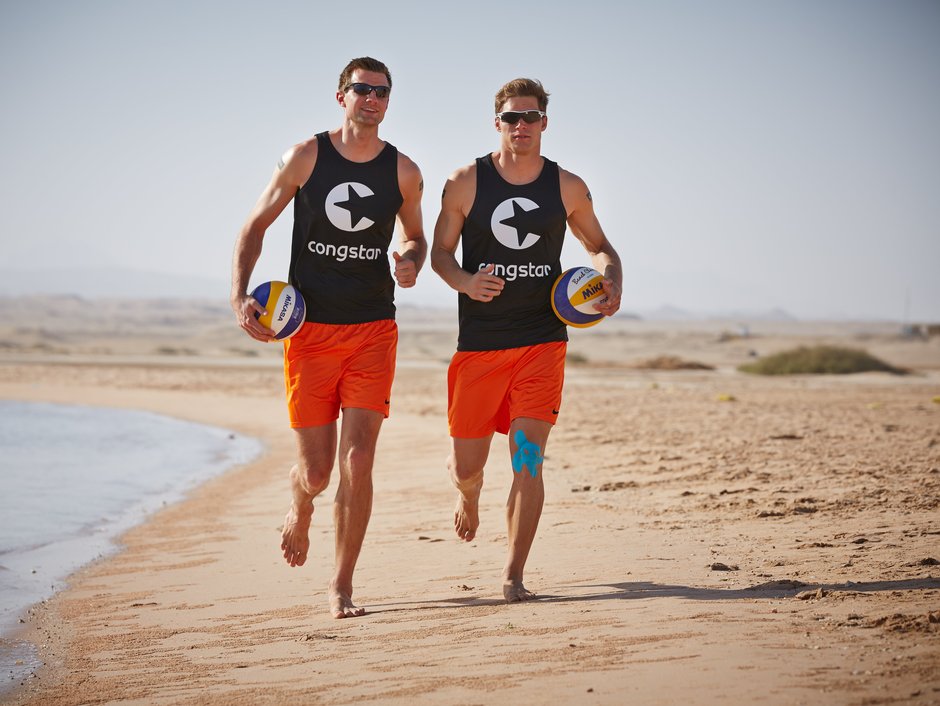 Beach-Volleyballer Paul Becker und Jan Romund Joggen am Strand Beach-Volleyballer Paul Becker und Jan Romund Joggen am Strand