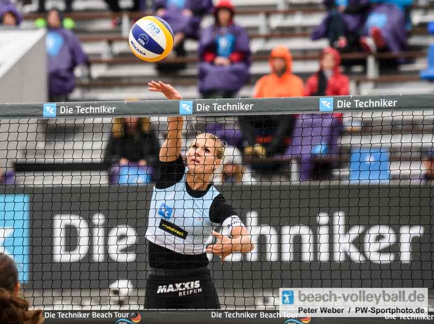 Kim Behrens Blockfrei beim Beach-Volleyball in Timmendorfer Strand