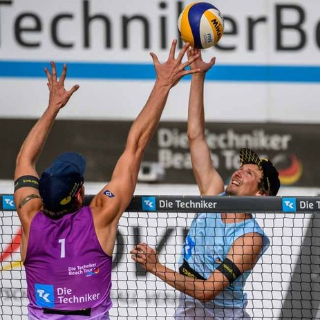 Jonas Schröder Beach-Volleyball Shotangriff bei Deutschen Meisterschaften in Timmendorfer Strand Jonas Schröder macht einen Shotangriff über den Block