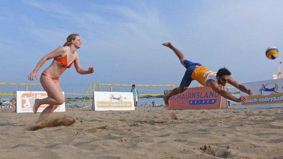Spektakuläre Abwehraktion beim Beach-Volleyball