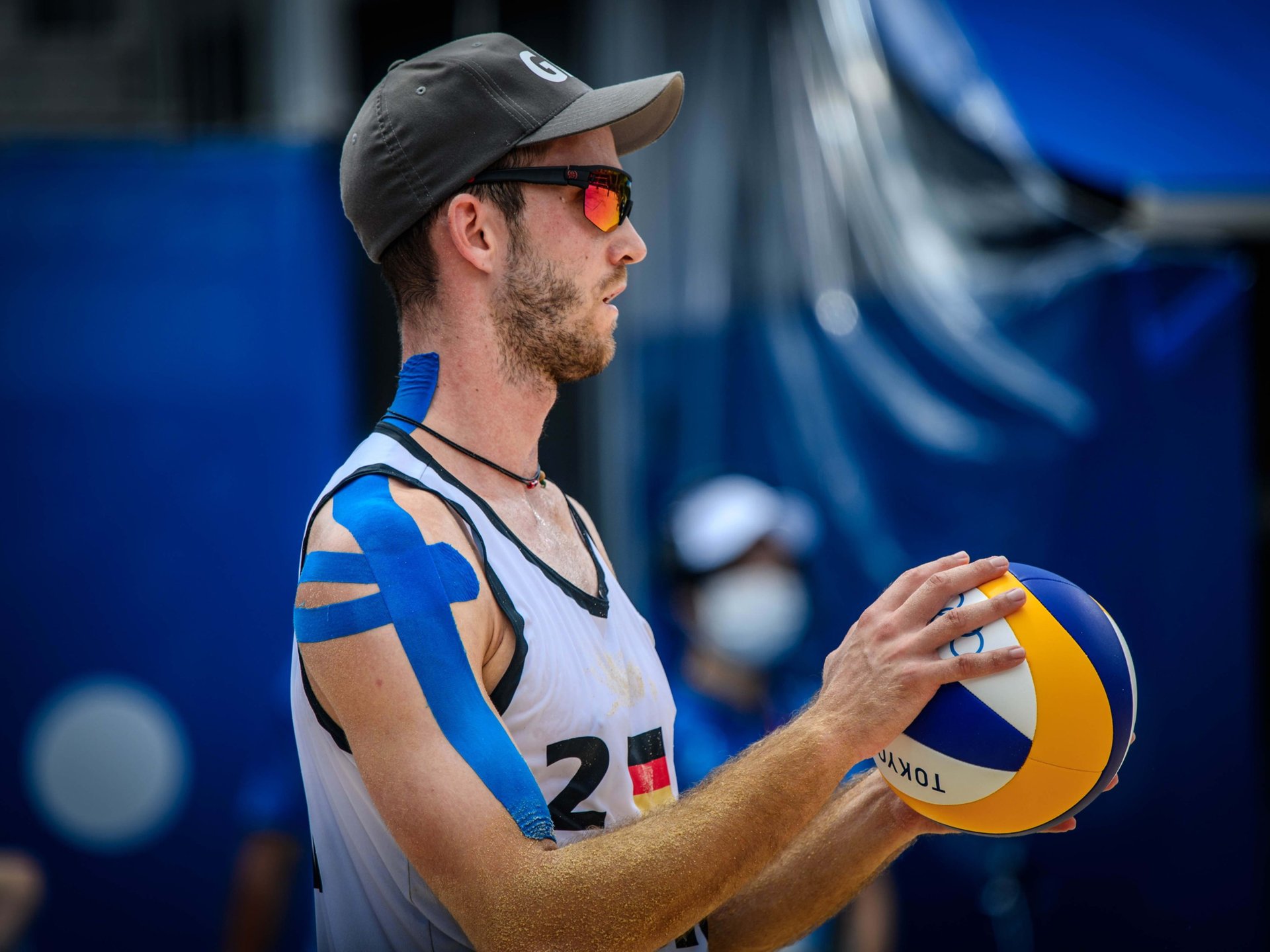 Beachvolleyball Spieler am Aufschlag