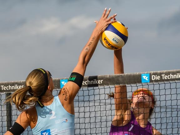 Sandra Ittlinger Einhandblock bei den Deutschen Beach-Volleyball Meisterschaften in Timmendorfer Strand
