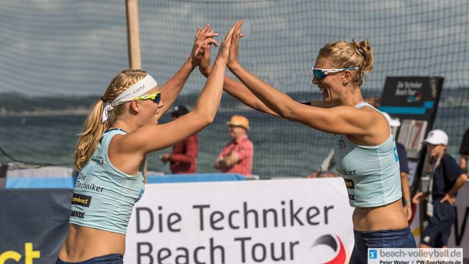 Anna Behlen und Sarah Schneider jubeln bei der Deutschen Meisterschaft 2018 in Timmendorfer Strand.