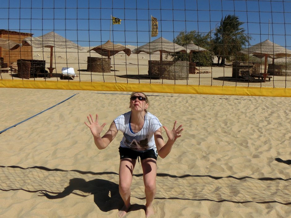 Ausgangsposition Blocksprung beim Beach-Volleyball