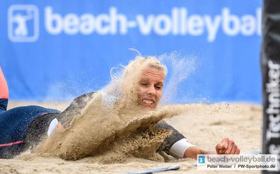 Sarah Schneider Abwehr an der Seitenlinie beim Beach-Volleyball in Timmendorfer Strand