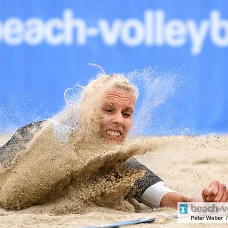 Sarah Schneider Abwehr an der Seitenlinie beim Beach-Volleyball in Timmendorfer Strand Sarah Schneider Abwehr an der Seitenlinie beim Beach-Volleyball in Timmendorfer Strand
