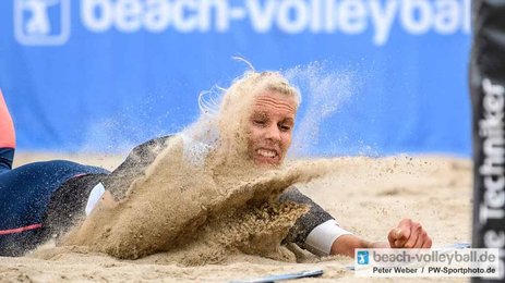 Sarah Schneider Abwehr an der Seitenlinie beim Beach-Volleyball in Timmendorfer Strand