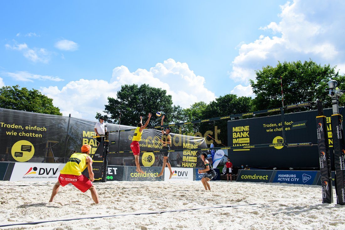 Zwei Beach-Volleyball-Teams spielen in Hamburg