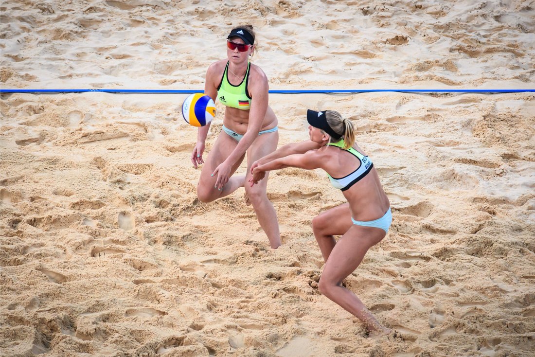 Karla Borger nimmt einen Ball an