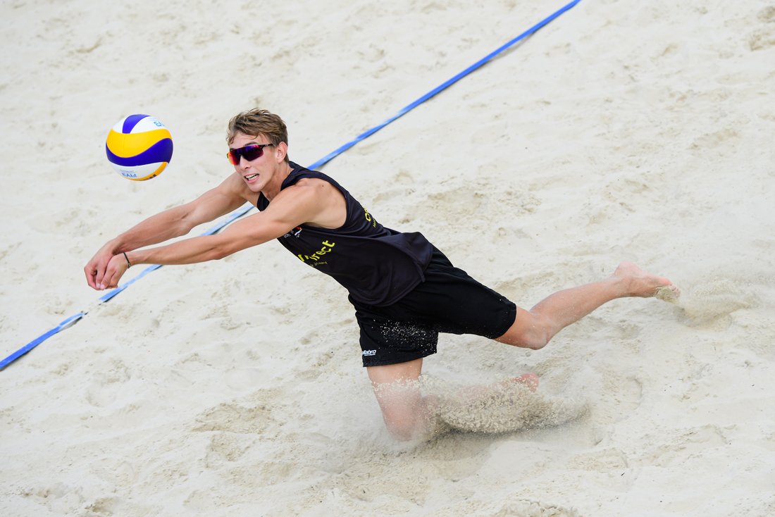 Lukas Pfretzschner wehrt einen Ball ab