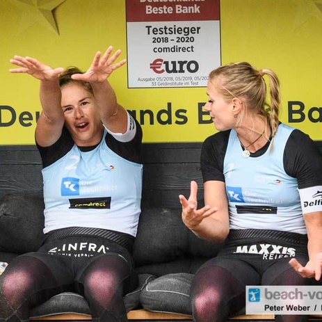Behrens/Tillmann besprechen Beachvolleyball-Block bei Auszeit in Timmendorfer Strand