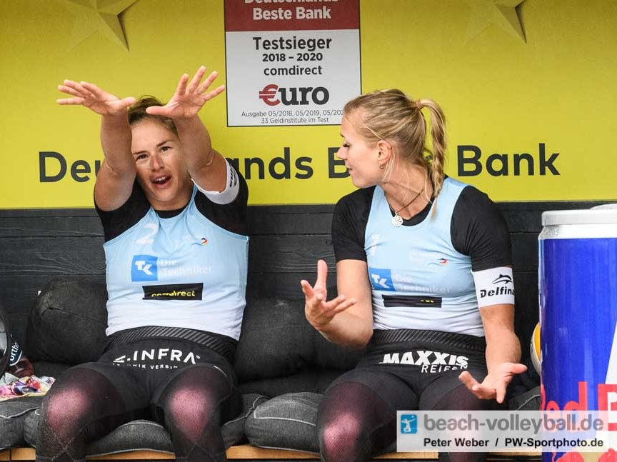 Behrens/Tillmann besprechen Beachvolleyball-Block bei Auszeit in Timmendorfer Strand