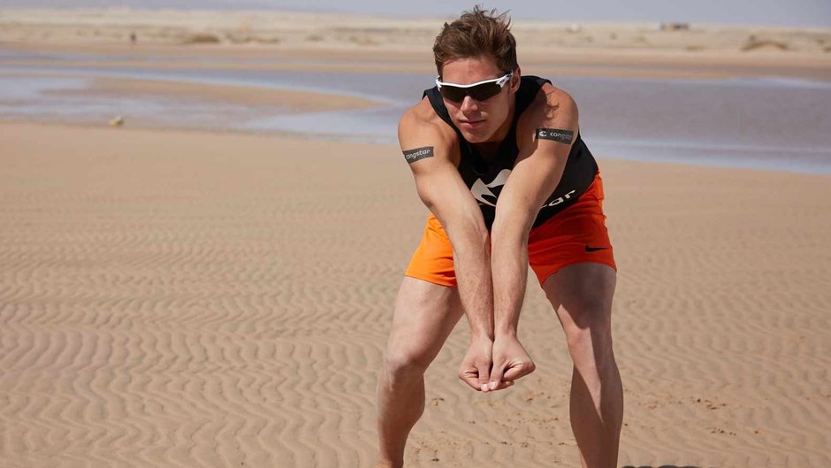 Paul Becker nimmt beim Beach-Volleyball an.