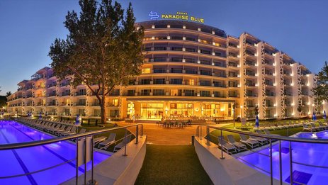 Maritim Paradise Blue Außenansicht bei Nacht
